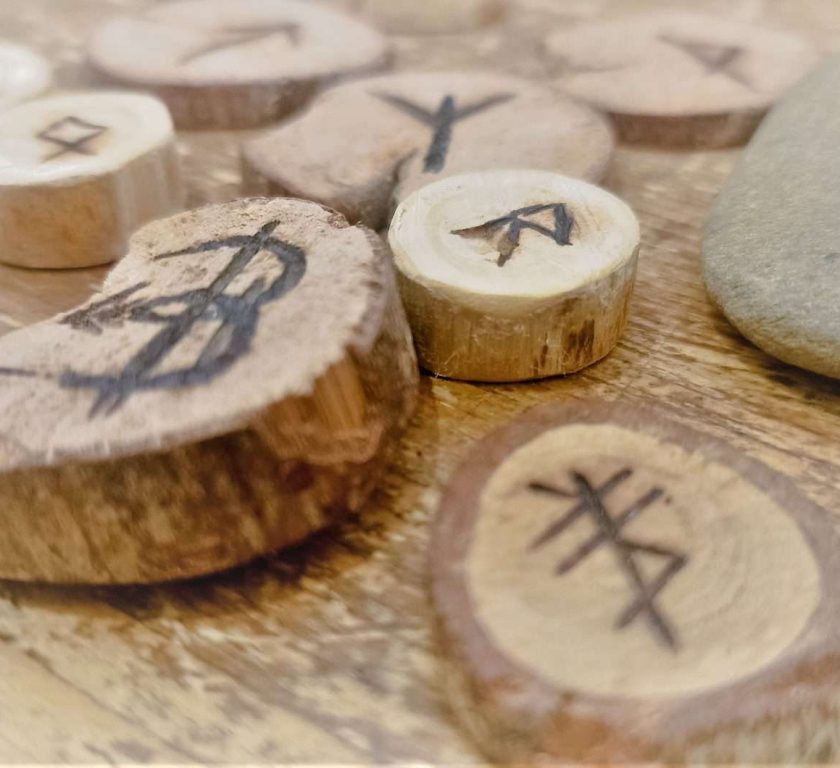 amuletos con runas de protección en Cambrils