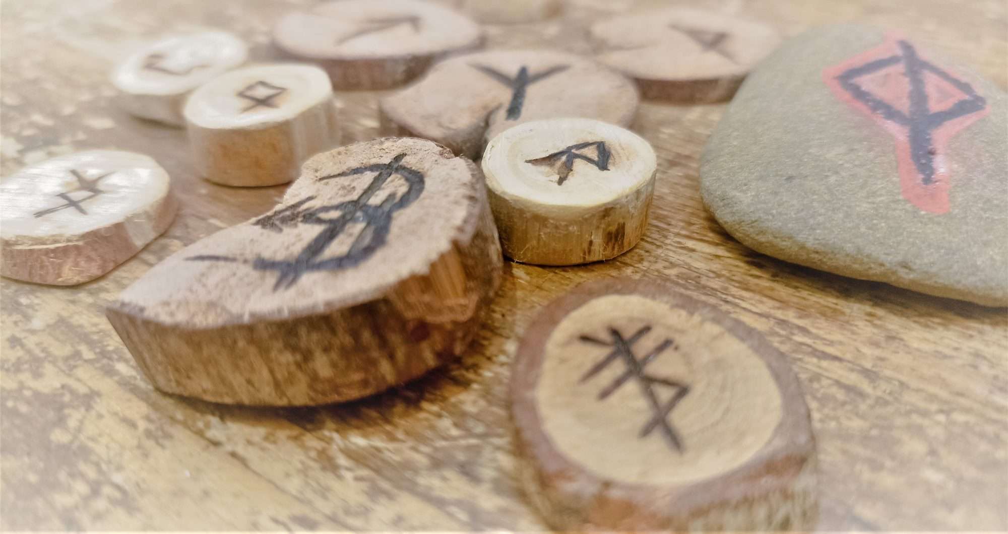 amuletos con runas de protección en Cambrils
